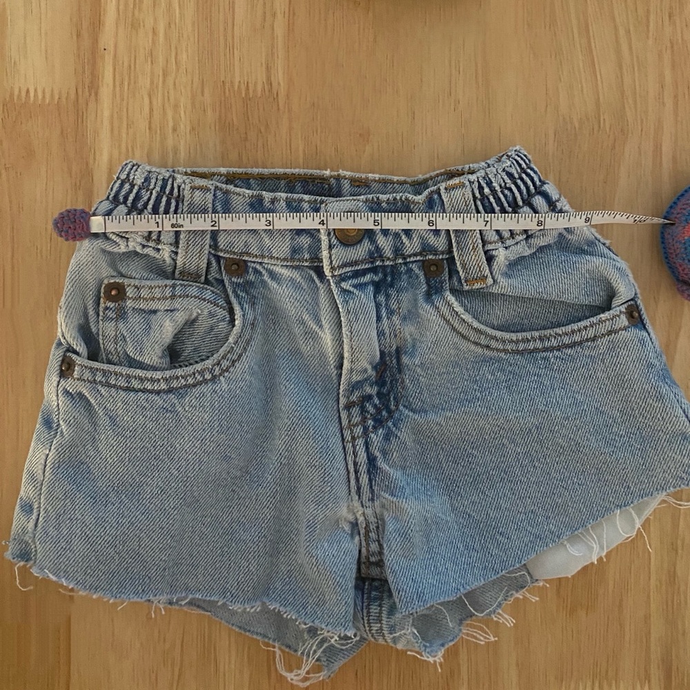 Sold out 🫶🏼 Vintage Levis size 6 cut off distressed shorts - Picture 2 of 12